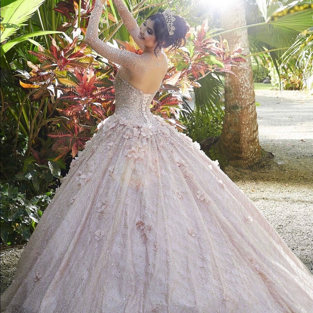 Perfect dress for a Wedding, Quinceañera, or Sweet Sixteen.